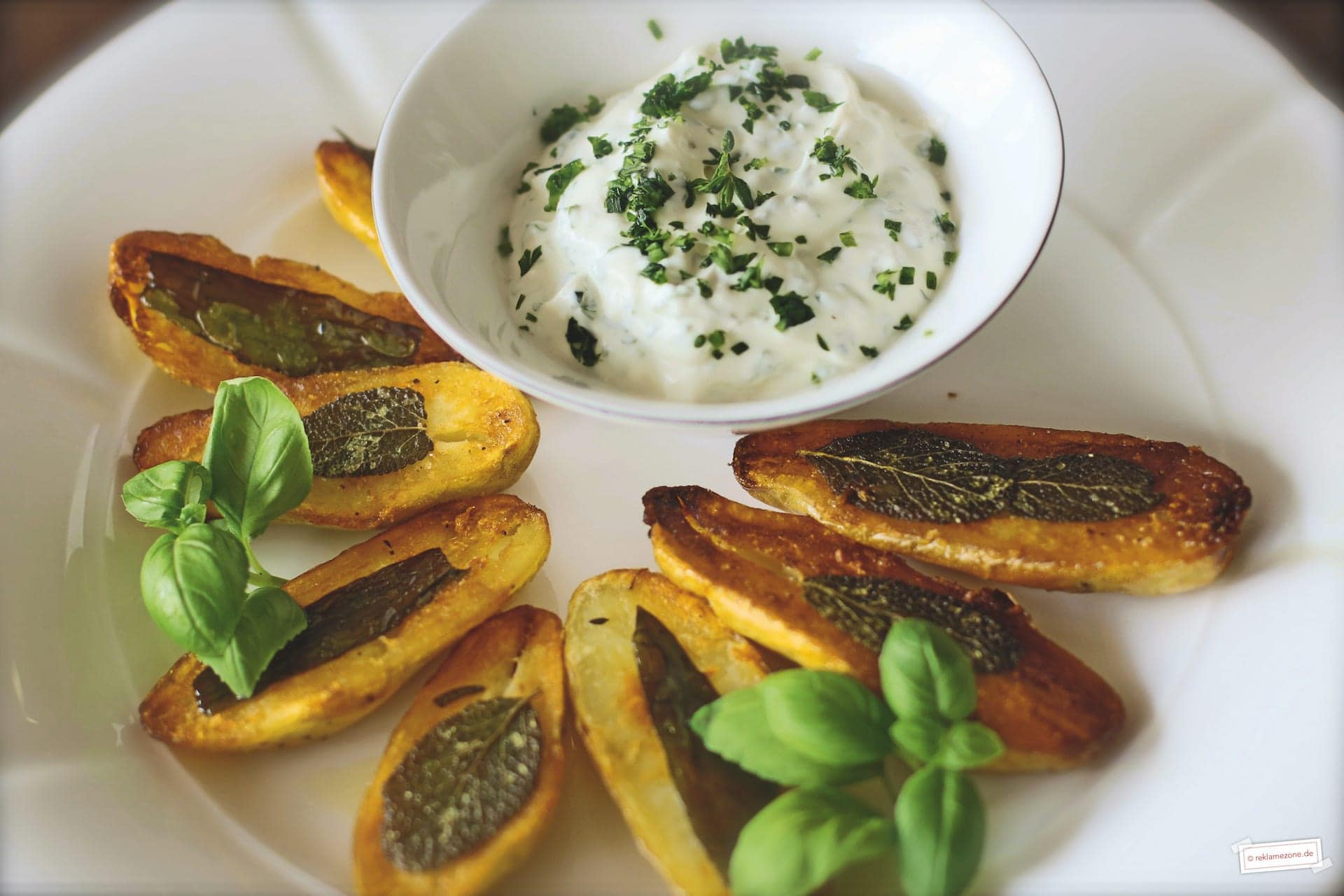 Kartoffelgerichte, Kartoffelspalten aus dem Ofen mit Kräuterquark - Foto: reklamezone.de