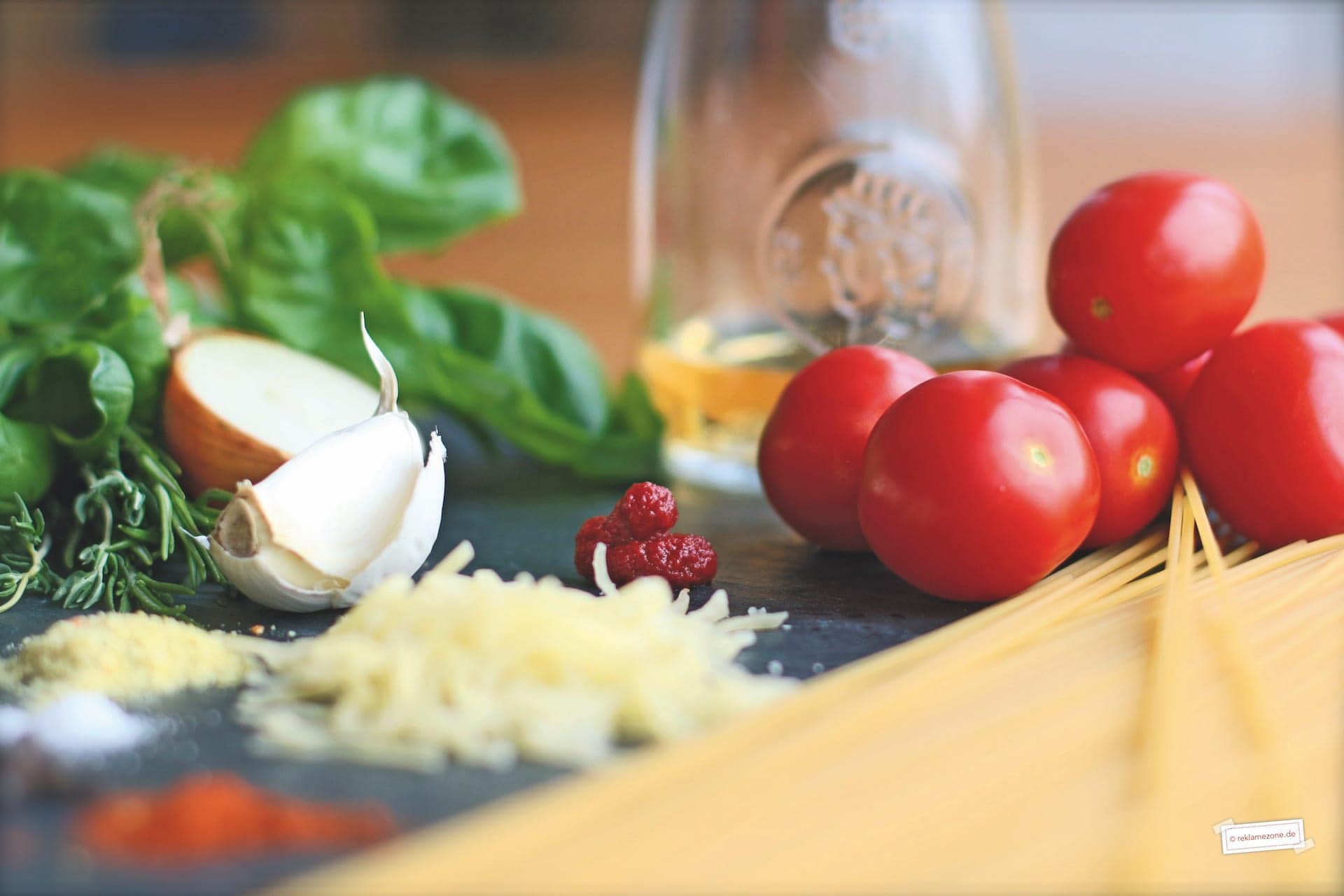 Nudeln mit selbstgemachter Tomatensoße - Foto: reklamezone.de