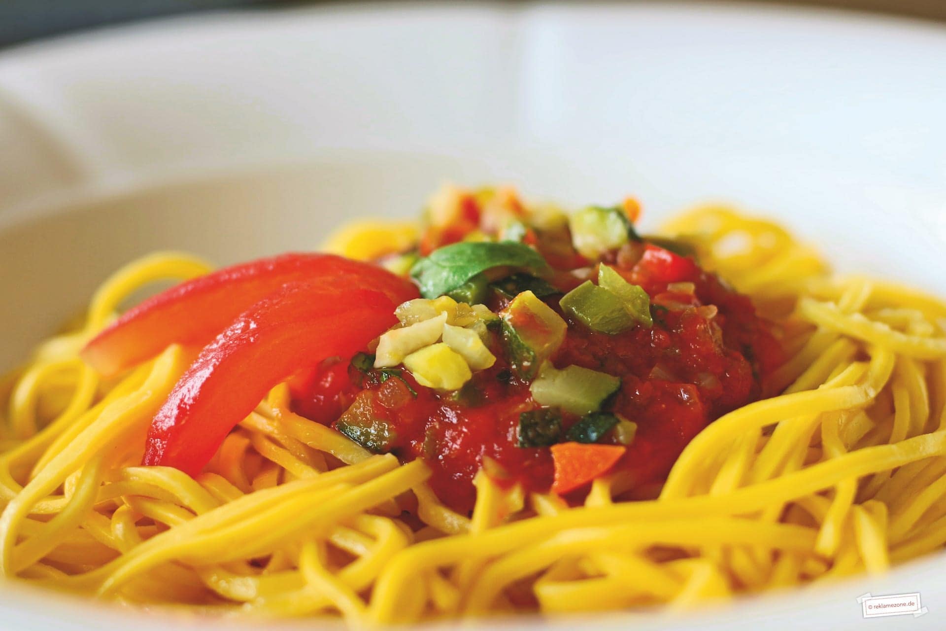 Nudeln mit selbstgemachter Tomatensoße - Foto: reklamezone.de