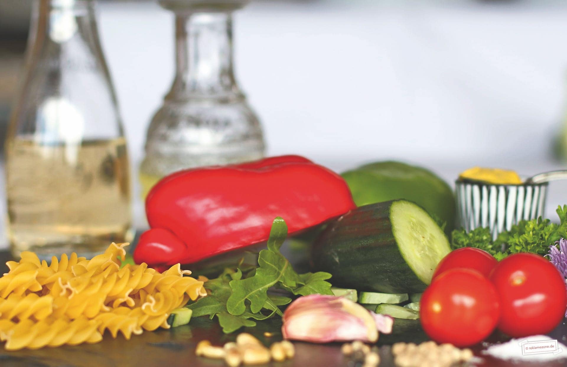 Nudelsalat mit Pinienkernen und Rucola - Foto: reklamezone.de