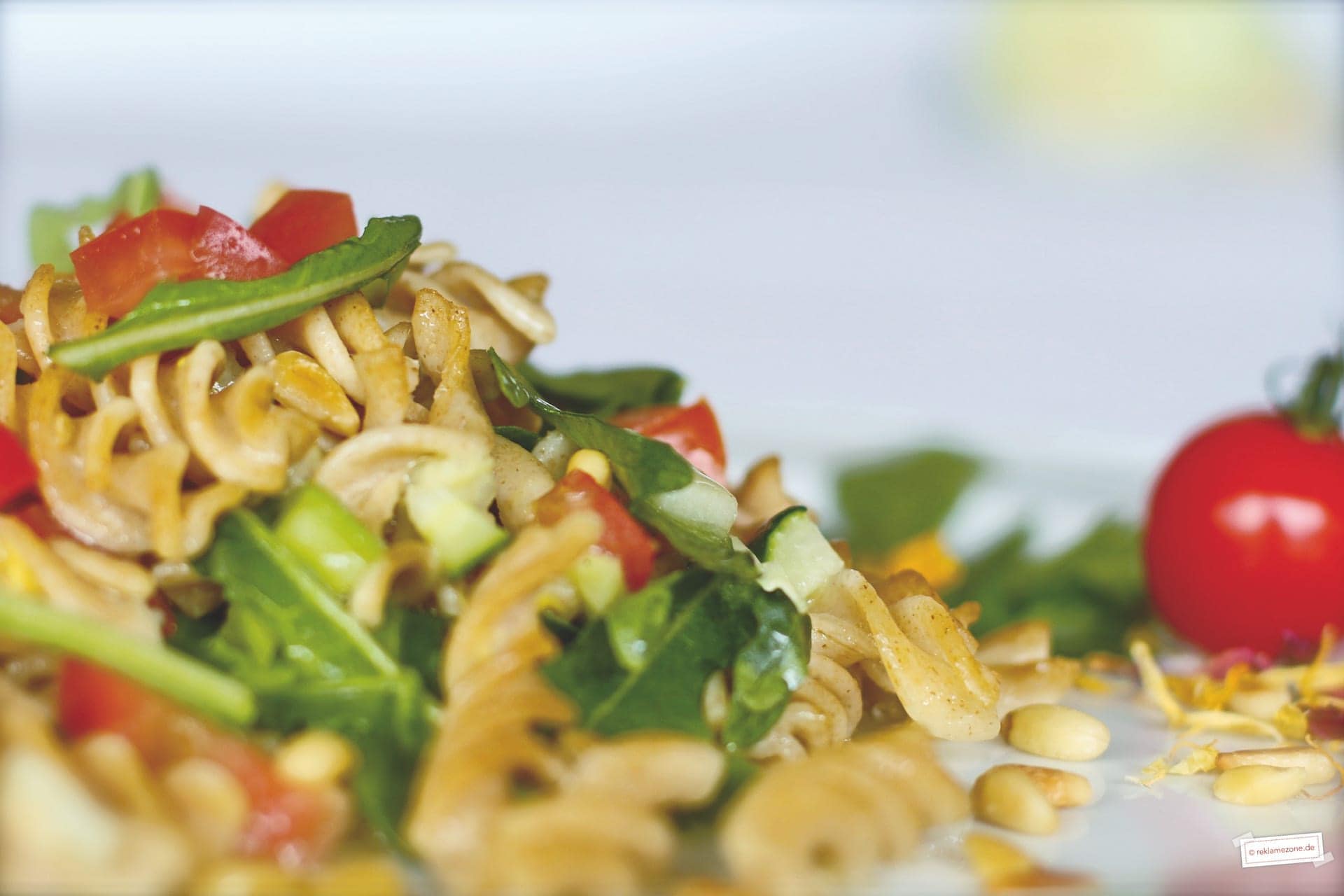 Nudelsalat mit Pinienkernen und Rucola | Schmeckt. Einfach. Gut.