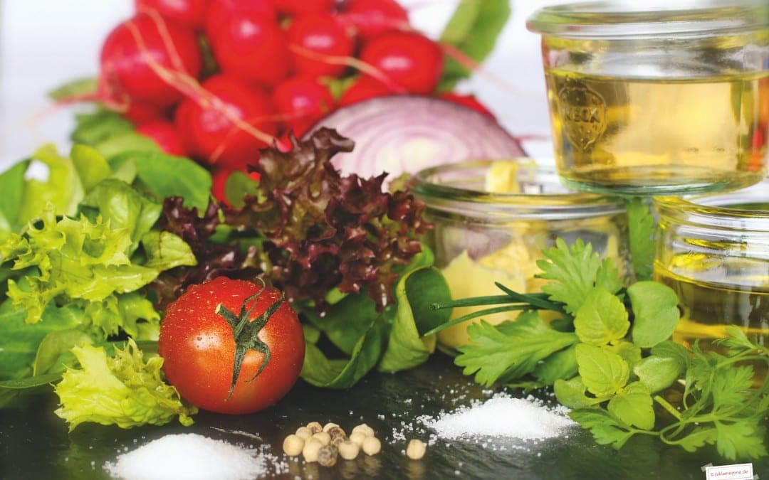 Salat mit Dressing, selbstgemacht