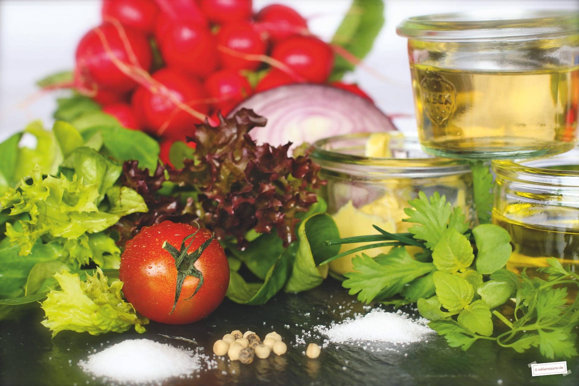 Salat mit Dressing, selbstgemacht - Foto: reklamezone.de