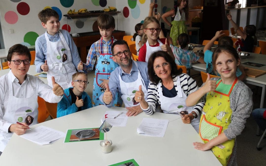 Verbraucherschutzminister Jost am Herd mit St. Ingberter Schülern & Verlängerung des Kochprojekts